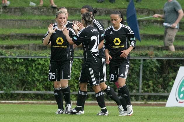 21.08.2011, Frauenfußball-Bundesliga, 1. Spieltag: 1. FFC Frankfurt - SG Essen-Schönebeck. Jubel nach 2:0 durch Svenja Huth (1. FFC Frankfurt, L).