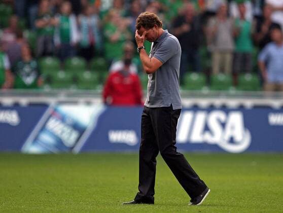 20.08.2011, Fussball 1.Bundesliga Saison 2011 2012, 3.Spieltag, SV Werder Bremen - SC Freiburg, im Bremer Weserstadion. enttäuschte Freiburger , Trainer Marcus Sorg (Freiburg) geht über den Platz