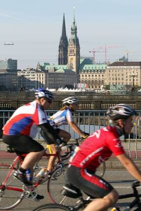 Sports - Sport: Radrennen: Vattenfall Cyclassics 2011, Jedermänner, - Start 55km Distanz - , xHOCHxZWEIx xMaltexChristiansx Jedermänner Jedermann Hamburg Radrennfahrer Freizeitsportler