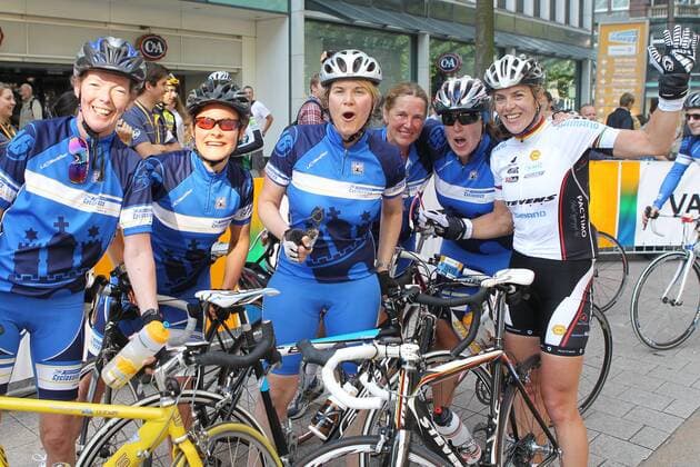 Sports - Sport: Radrennen: Vattenfall Cyclassics 2011, Promi-Teilnehmer, - Hanka Kupfernagel (r) und Frauenteam - , xHOCHxZWEIx xMaltexChristiansx Jedermänner Jedermann Hamburg