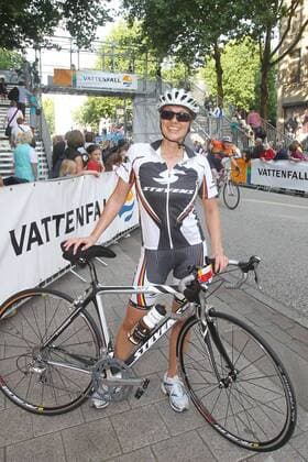 Sports - Sport: Radrennen: Vattenfall Cyclassics 2011, Promi-Teilnehmer, - Ruth Moschner im Ziel nach 55km - , xHOCHxZWEIx xMaltexChristiansx Jedermänner Jedermann Hamburg
