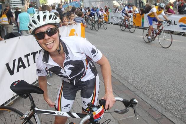 Sports - Sport: Radrennen: Vattenfall Cyclassics 2011, Promi-Teilnehmer, - Ruth Moschner im Ziel nach 55km - , xHOCHxZWEIx xMaltexChristiansx Jedermänner Jedermann Hamburg