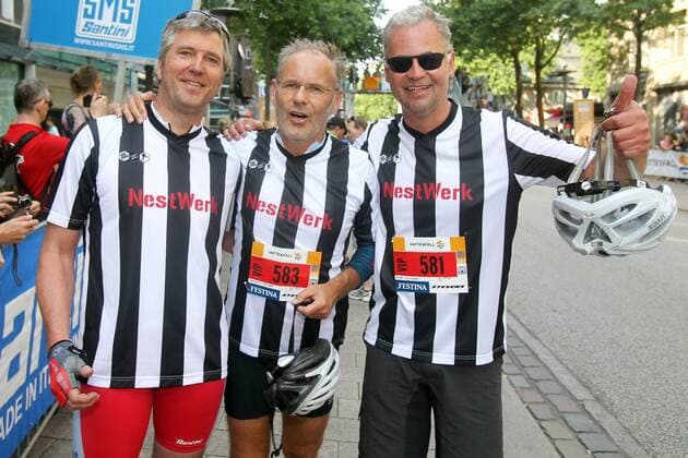 Sports - Sport: Radrennen: Vattenfall Cyclassics 2011, Promi-Teilnehmer, - Team Nestwerk mit Rainhold Beckmann (m) im Ziel nach 55km - , xHOCHxZWEIx xMaltexChristiansx Jedermänner Jedermann Hamburg