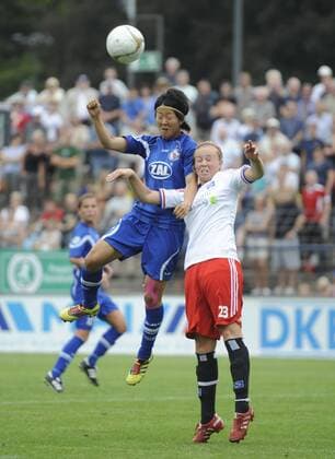 Yuki Nagasato (li, Pot.) und Nina Brüggemann (re., HSV), 1.FFC Turbine Potsdam - Hamburger SV (HSV, Hamburg), Fußball, Frauen, Bundesliga, Saison 2011 2012, Potsdam, 21.08.2011,