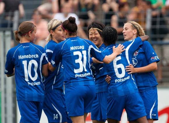 Torjubel Turbine Potsdam - Torschützin Genoveva Anonma (re., Turbine Potsdam) trifft zum 1-0 - 1. Frauen Fußball Bundesliga Saison 2011-12 Punktspiel. 1.FFC Turbine Potsdam vs. Hamburger SV (HSV, Hamburg) im Karl Liebknecht Stadion in Potsdam Babelsberg - Aktion,Jubel,21.08.2011,Deutschland,Fußball,Damen