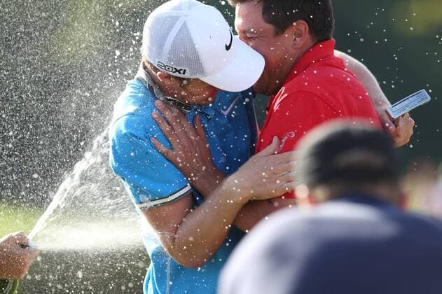 Oliver Fisher (left) of England, winner of Czech Open 2011 golf tournament, European PGA Golf Herren Tour, Prosper Golf Club Celadna, Czech Republic, on August 21, 2011. (CTKxPhoto PetrxSznapka) CTKPhoto623201108210393401 o0 Sekt, Sektdusche, Champagner, Champagnerdusche Siegerehrung Sieg, Sieger