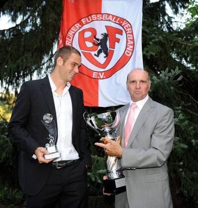 Fussball, Herren, Meisterehrung der Saison 2010 11 des Berliner Fußball-Verbandes (BFV) im Landesleistungszentrum Richard Genthe, Pierre-Michel Lasogga (l., Hertha BSC, Profifußballer des Jahres 2010 11) und Hertha-Legende Erich Ete Beer (erhielt einen Preis für sein Lebenswerk), 22.08. 2011,