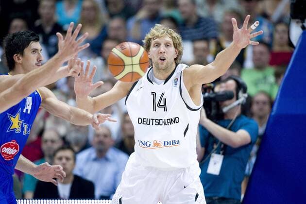EuroBasket 2022, Historie, Die besten Spieler Europas Dirk NOWITZKI (GER) in der Abwehr, Aktion, halbe Figur, Halbfigur, Basketball Freundschaftsspiel Deutschland (GER) - Bosnien-Herzegowina 86:64 am 23.08.2011 in der Bremen Arena in Bremen