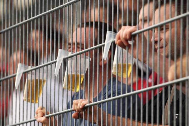 Fußball, Stadiongeschichte SV Wehen Wiesbaden BIERBECHER SV WEHEN WIESBADEN-DARMSTADT 98 WIESBADEN 16.8.11 o0 Fan Publikum Becher bier Alkohol synchron kurios Komik