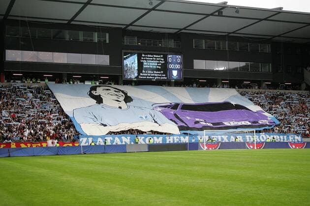 Malmö FF Fans von ZLATAN IBRAHIMOVIC (AC Milan) haben ein riesiges Plakat auf der Tribüne installiert o0 Fan Publikum Plakat, Fanplakat, Fanplakate, Transparent Konterfei Choreografie