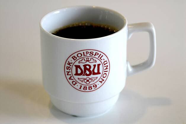 DENMARK COPENHAGEN BROENDBY, press conference on Thursday 25 August 2011  o0 Nationalteam Tasse Kaffeetasse Logo, Emblem, Verbandslogo Verbandsemblem Objekte