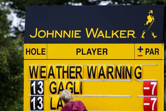25.08.2011 PGA Golf Herren European Tour Golf, The Johnnie Walker Championship from Gleneagles in Scotland. Unpredictable weather threatens play again on the second day xAlanxOliverx  ActionPlus11203714 o0 Weather Warning Objekte Unwetter Unwetterwarnung Warnung Wetter Schriftzug Scoreboard Leaderboard