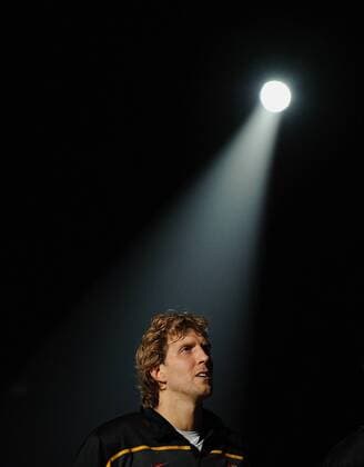 Basketball Europameisterschaft 2011 Vorbereitung Deutschland - Mazedonien Ein Scheinwerfer beleuchtet Dirk NOWITZKI (GER). motivio1