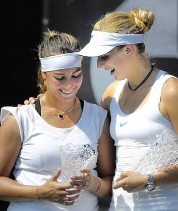 Aug. 27, 2011 - Grapevine, TX, USA - Sabine Lisicki of Germany, right, holds the first place trophy as Aravane Rezai of France holds second place after the finals of the Texas Open tennis tournament in Grapevine, Texas, Saturday, August 27, 2011. Lisicki defeated Rezai, 6-2, 6-1. Women s final at the Texas Tennis Open - ZUMAm67 o0 Siegerehrung Sieg, Sieger Pokal, Trophäe Objekte