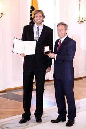 Große Ehre für Dirk Nowitzki (GER Dallas Mavericks) - Verleihung Silbernes Lorbeerblatt (höchste sportliche Auszeichnung in Deutschland) durch den Bundespräsidenten Christian Wulff am 28.8.2011 in Berlin Silbernes Lorbeerblatt fuer Dirk Nowitzki, Berlin, 2011  o0 Bundespräsident people Politik Objekte Urkunde privat