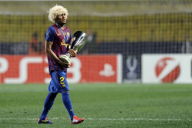 Monte Carlo FC Barcelona wins the european Supercup 2011 Dani Alves  o0 Pokal Trophäe Objekt Sieg, Sieger Jubel Freude kurios Komik Perücke