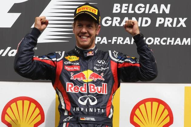 Motorsports: FIA Formula One World Championship 2011, Grand Prix of Belgium, Sieger Sebastian Vettel (GER, Red Bull Racing), xHOCHxZWEIx o0 Siegerehrung Sieg, Sieger
