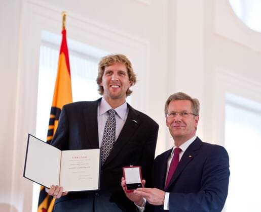 Dirk NOWITZKI und Bundespräsident Christian WULFF - Dirk NOWITZKI (GER Dallas Mavericks) erhält die höchste sportliche Auszeichnung von Deutschland, das Silberne Lorbeerblatt vom Bundespräsidenten im Schloss Bellevue in Berlin am 28.08.2011 o0 privat o00 people Politik