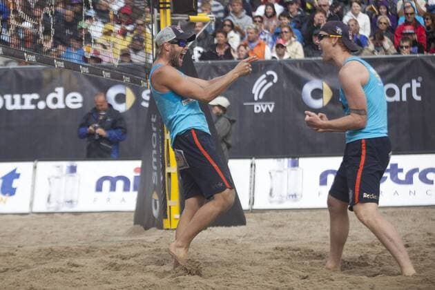 Germany, Beachvolleyball, Deutsche smart Beachvolleyballmeisterschaft Timmendorfer Strand 2011, Maenner, Finale, Winner of the Match Julius Brink and Jonas Reckermann, xHOCHxZWEIx xThomasxVictorx