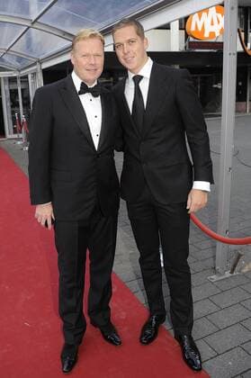 HILVERSUM - Ronald Koeman (Trainer Feyenoord Rotterdam) mit seinem Sohn auf der Gala zum Fußballer des Jahres 2011 in den Niederlanden in Studio 21 im Mediapark Hilversum. xVIxxIVx 347425 o0 Familie Kind