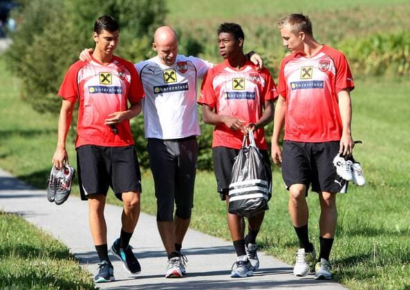 FUSSBALL- EURO 2012 Quali, Training BAD TATZMANNSDORF,AUSTRIA,29.AUG.11 FUSSBALL UEFA Europameisterschaft 2012, Qualifikation, ÖFB Training Nationalteam AUT. Bild zeigt Aleksandar Dragovic, Athletiktrainer Mike Steverding, David Alaba und Christopher Dibon (AUT). 