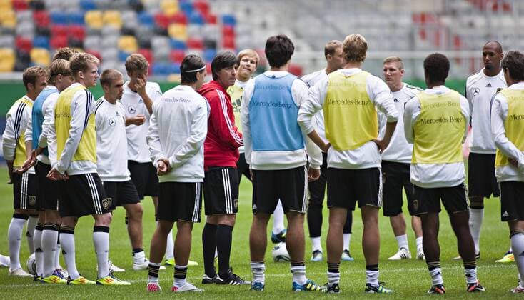 Düsseldorf, 30.08.2011, Training DFB Trainer Joachim Löw (Deutschland) hält eine Ansprache