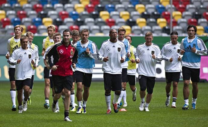 Düsseldorf, 30.08.2011, Training DFB Philipp Lahm (Deutschland), Toni Kroos (Deutschland), Lukas Podolski (Deutschland), Jerome Boateng (Deutschland), Bastian Schweinsteiger (Deutschland) vorne