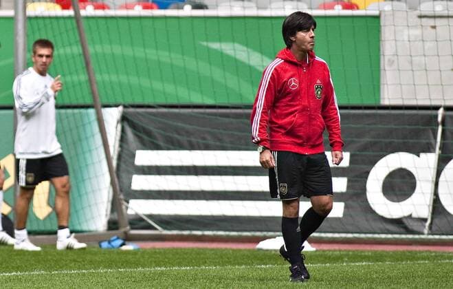 Düsseldorf, 30.08.2011, Training DFB Trainer Joachim Löw (Deutschland) und Philipp Lahm (Deutschland) dahinter