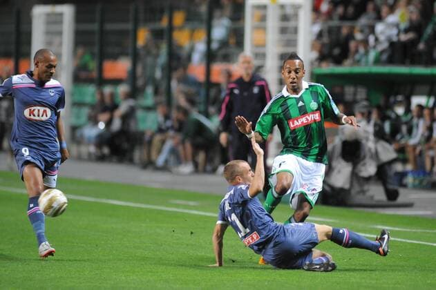 Pierre Emerick Aubameyang (Saint Etienne) contre Mathieu Chalme (Bordeaux) Football : AS Saint Etienne Girondins Bordeaux - Coupe de la Ligue - 31.08.2011 FredericCHAMBERT PanoramiC 