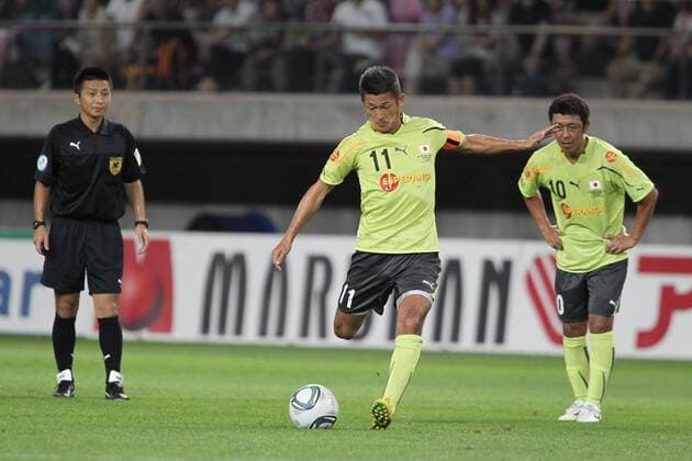 (L-R) Kazuyoshi Miura, Masaaki Sawanobori (J Esperanca),AUGUST 31, 2011 - Football Soccer :Kazuyoshi Miura of J Esperanca takes a free kick during the Earthquake Reconstruction Aid Japan Italy Legend Match between AC Milan Glorie 1-2 J Esperanca at Yurtec Stadium Sendai in Miyagi, Japan.  (pfta003611)