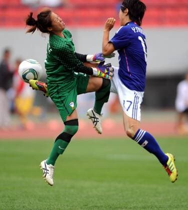 (110901) -- JINAN, Sept. 1, 2011-- Nagasato Yuki (R) of Japan competes during a qualifying match of 2012 Olympic women football tournament in Jinan, capital of Shandong province Sept. 1, 2011. Japan beat Thailand 3-0. 