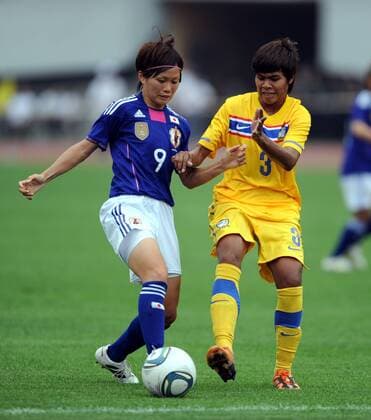 (110901) -- JINAN, Sept. 1, 2011-- Kawasumi Nahomi (L) of Japan competes during a qualifying match of 2012 Olympic women football tournament in Jinan, capital of Shandong province Sept. 1, 2011. Japan beat Thailand 3-0. 