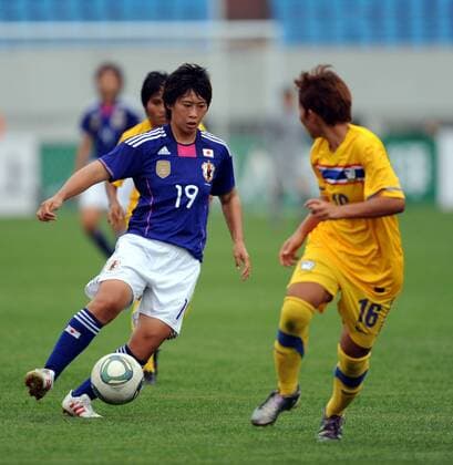 (110901) -- JINAN, Sept. 1, 2011-- Takase Megumi (L) of Japan competes during a qualifying match of 2012 Olympic women football tournament in Jinan, capital of Shandong province Sept. 1, 2011. Japan beat Thailand 3-0. 