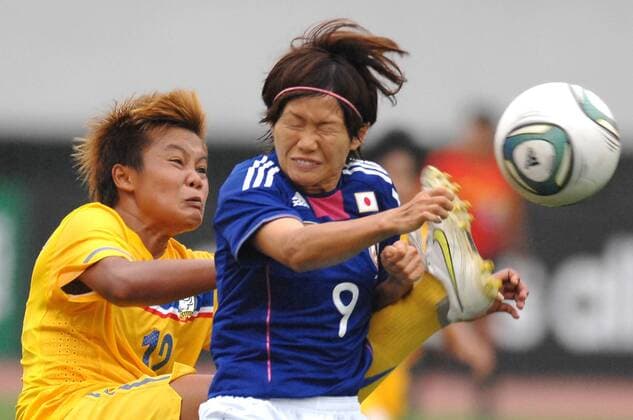 (110901) -- JINAN, Sept. 1, 2011 (Xinhua) -- Kawasumi Nahomi (R) of Japan fights for the ball during a qualifying match of 2012 Olympic women football tournament in Jinan, capital of Shandong province, China, Sept. 1, 2011. Japan beat Thailand 3-0. (Xinhua Guo Xulei) CHINA-JINAN-FOOTBALL-2012 OLYMPIC QUALIFYING 