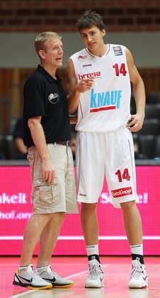Würzburgs Trainer John Patrick (links) im Gespräch mit Maximilian Kleber (rechts, beide Würzburg); Basketball, Testspiel, Basketball-Bundesligist s. Oliver Baskets Würzburg - Nationalmannschaft Japans 83:77, 25. August 2011, s. Oliver Arena Würzburg