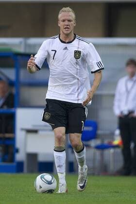Kevin VOGT (GER), Einzelaktion mit Ball, Aktion, ganze Figur, Hochformat, Fussball Länderspiel U21, EM Qualifikation, Deutschland (GER) -San Marino (SMR) 7:0 am 01.09.2011 in Paderborn