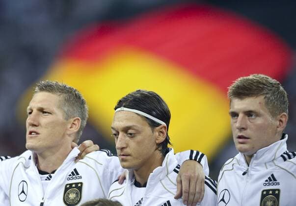 Bastian SCHWEINSTEIGER, Nr.7 DFB, Mesut ÖZIL, 8DFB, Toni KROOS, DFB Nr.18 , mit Deutschlandfahne DEUTSCHLAND - ÖSTERREICH ( 6-2 ) Deutsche Fussball Nationalmannschaft DFB EM Euro Qualifikation, am 02.09.2011 in Gelsenkirchen, GER , Österreich, Austria, Qualifikation zur Europameisterschaft 2011 o0 Fahne, Landesfahne