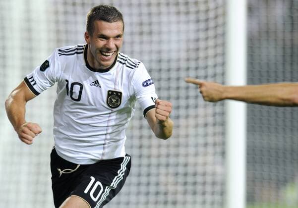 Fussball, Herren, Deutschland, Qualifikationsspiel zur UEFA Europameisterschaft 2012 in der Veltins Arena Gelsenkirchen, Deutschland (weiss) - Österreich (rot) 6:2; Jubel Lukas Podolski (Deutschland) nach seinem Tor zum 3:0. Jubel, Freude, Aktion, Einzelbild. Euro