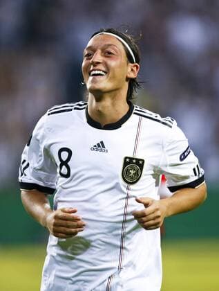 Mesut ÖZIL, 8DFB jubelt nach dem Tor zum 4-2, lacht, lächelt, lachend, smile, froh, happy,Portrait, Porträt, Aktion, Einzelbild, Emotionen, Jubel, Freude DEUTSCHLAND - ÖSTERREICH ( 6-2 ) Deutsche Fussball Nationalmannschaft DFB EM Euro Qualifikation, am 02.09.2011 in Gelsenkirchen, GER , Österreich, Austria, Qualifikation zur Europameisterschaft