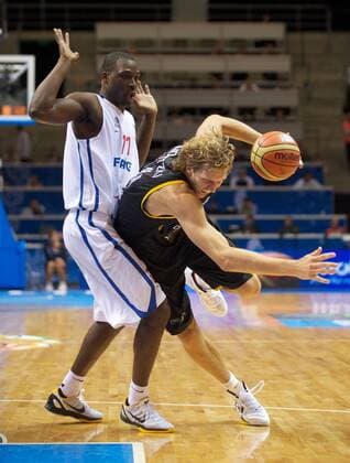 Basketball Siauliai (LTU) 02.09.2011 Europameisterschaften der Herren Frankreich (FRA) - Deutschland (GER) Dirk Nowitzki (Deutschland, No.14) Florent Pietrus (Frankreich, No.11)