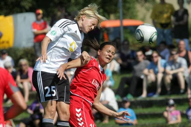 03.09.2011, Frauenfußball-Bundesliga, 3. Spieltag: 1. FFC Frankfurt - FF USV Jena. Saskia Bartusiak (1. FFC Frankfurt, L), Amber Hearn (FF USV Jena).