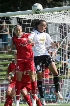 03.09.2011, Frauenfußball-Bundesliga, 3. Spieltag: 1. FFC Frankfurt - FF USV Jena. Fatmire Lira Bajramaj (1. FFC Frankfurt, R), Nadine Kraus (FF USV Jena).
