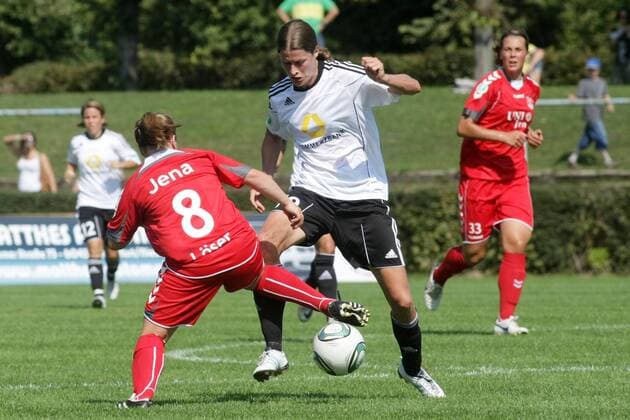 03.09.2011, Frauenfußball-Bundesliga, 3. Spieltag: 1. FFC Frankfurt - FF USV Jena. Kerstin Garefrekes (1. FFC Frankfurt, R), Sara Löser (FF USV Jena).