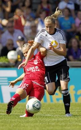 Fussball, 1. Frauen Bundesliga, 1. FFC Frankfurt vs. FF USV Jena, Ana-Maria Crnogorcevic (1. FFC Frankfurt, R), Stephanie Milde (FF USV Jena, L)