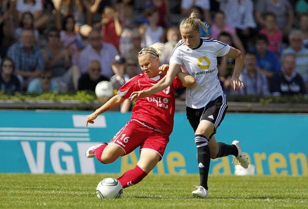 Fussball, 1. Frauen Bundesliga, 1. FFC Frankfurt vs. FF USV Jena, Ana-Maria Crnogorcevic (1. FFC Frankfurt, R), Stephanie Milde (FF USV Jena, L)