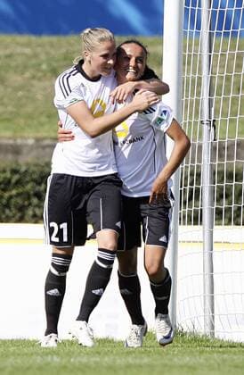 Fussball, 1. Frauen Bundesliga, 1. FFC Frankfurt vs. FF USV Jena, Jubel Ana-Maria Crnogorcevic (1. FFC Frankfurt, L), Fatmire Bajramaj (1. FFC Frankfurt, R)
