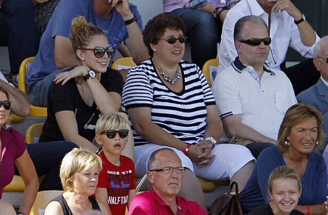 Fussball, 1. Frauen Bundesliga, 1. FFC Frankfurt, Kim Kulig (1. FFC Frankfurt, L) mit ihren Eltern auf der Tribüne. o0 privat Familie Eltern Vater Mutter Zuschauer