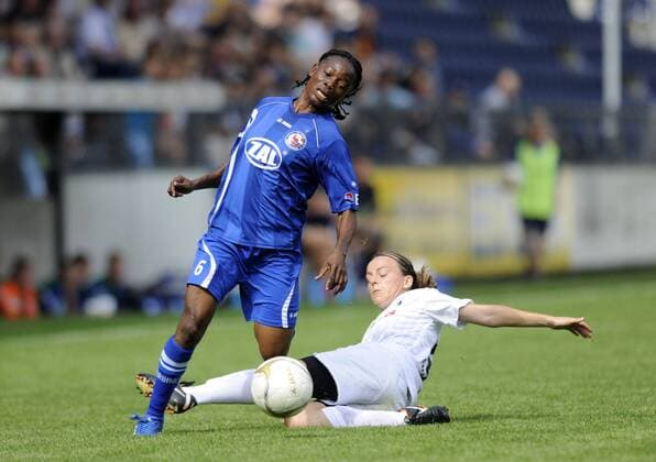 Genoveva Anonma (li., Pot) und Juliane Maier (SCF), 1.FFC Turbine Potsdam - SC Freiburg, Fußball, Frauen, Bundesliga, Saison 2011 2012, Potsdam, 04.09.2011,