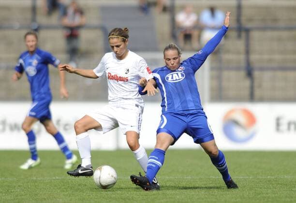 Anja-Maike Hegenauer (li., SCF) und Isabel Kerschowski (Pot), 1.FFC Turbine Potsdam - SC Freiburg, Fußball, Frauen, Bundesliga, Saison 2011 2012, Potsdam, 04.09.2011,
