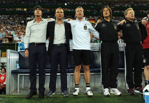 02-09-2011, Fussball, EM-Qualifikation 2012, 9. Spieltag, DEUTSCHLAND - ÖSTERREICH 6-2 Bundestrainer Joachim Löw (Deutschland), Assistenztrainer Hans Dieter Flick (Deutschland), Torwarttrainer Andreas Köpke (Deutschland), Dr. Hans Wilhelm Müller Wohlfahrt und Physiotherapeut Klaus Eder (Deutschland) (v.li.) während der Nationalhymne